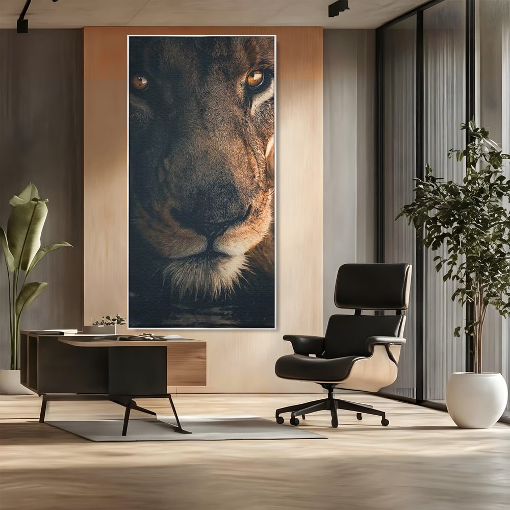 Tablou canvas cu tablou canvas cu prim-plan portret de leu, in rama de aluminiu argintiu, pe perete intr-un birou